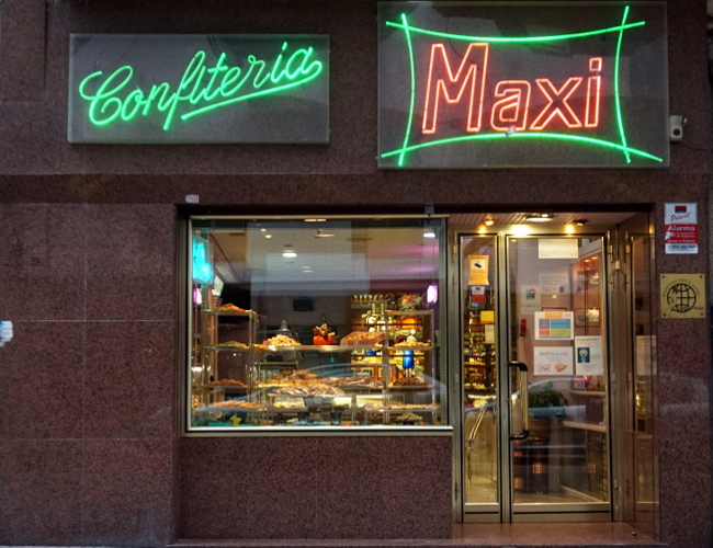 Vista de la confitería Maxi en la calle Salas de Burgos